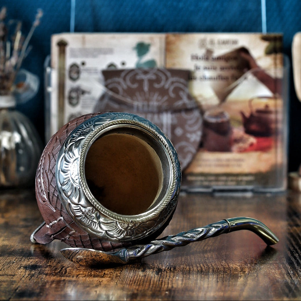 Vue des 4 pieds renforcés du maté torpedo hibou assurant une stabilité optimale sur toutes les surfaces.