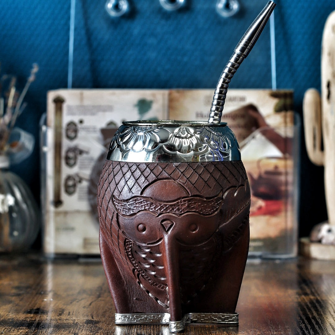 Maté Torpedo labrado marron avec hibou sculpté à la main, virole ciselée en Alpaca et avec son bombilla inox