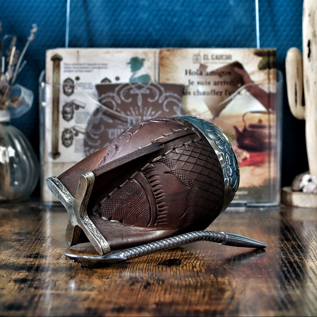 Détails de la couture artisanale à la main sur le côté du maté torpedo labrado marron avec motif hibou.