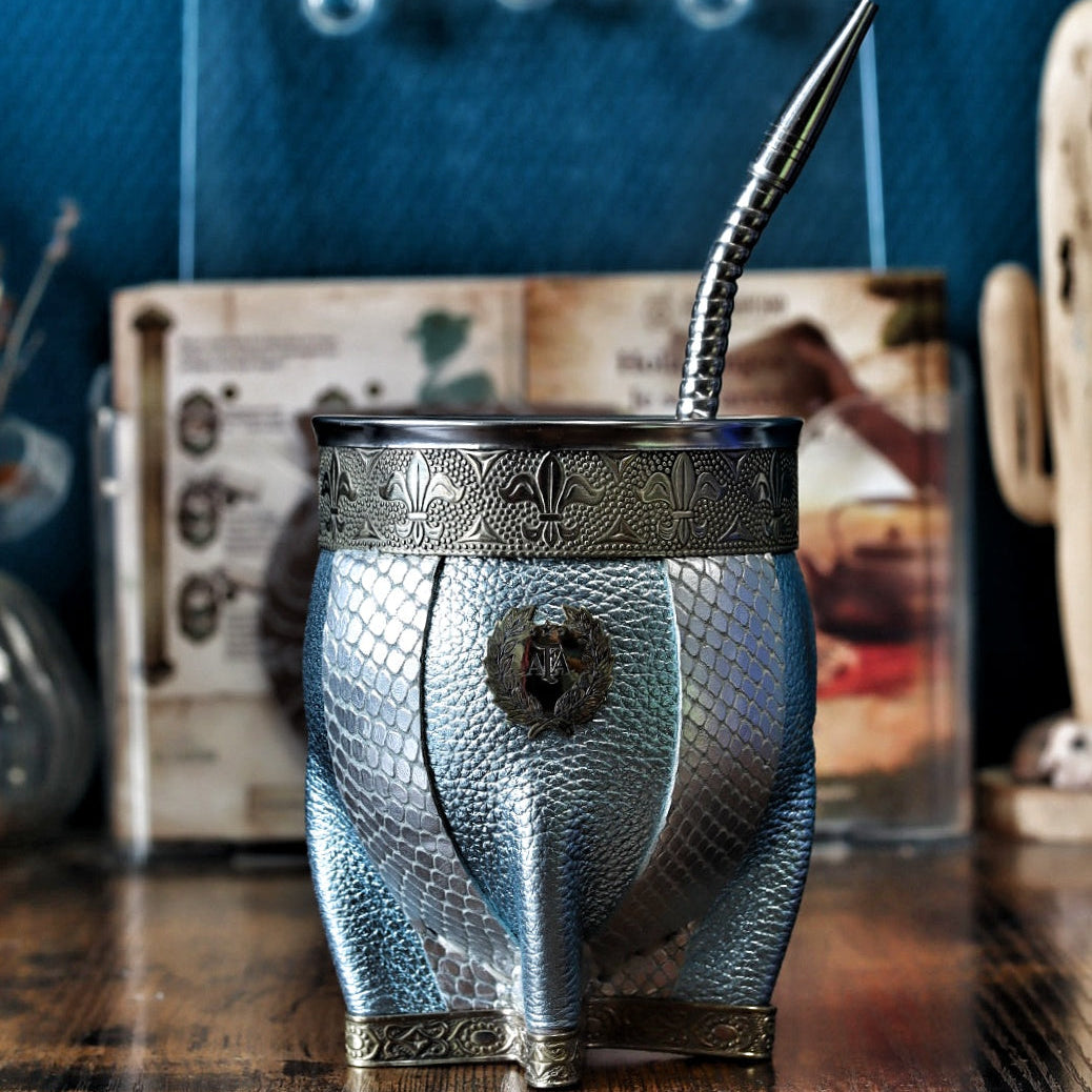 Maté Imperial AFA Premium en cuir céleste et blanc texturé, virole lisse en alpaca, ruban motif Flor de Lys et blason AFA bronze avec 3 étoiles.