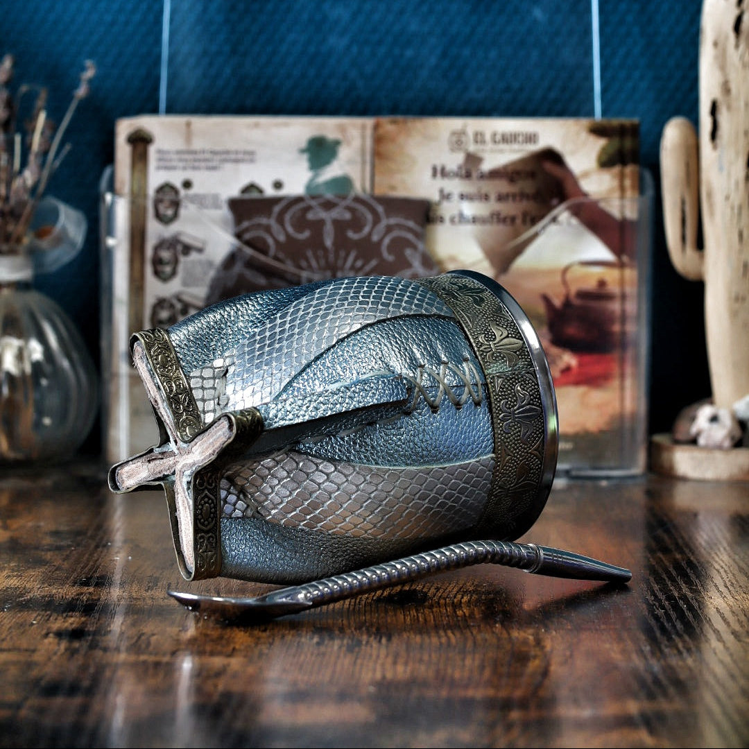 Détail du blason AFA en bronze sculpté avec ses trois étoiles sur cuir céleste et vue de la base renforcée en Alpaca lisse.