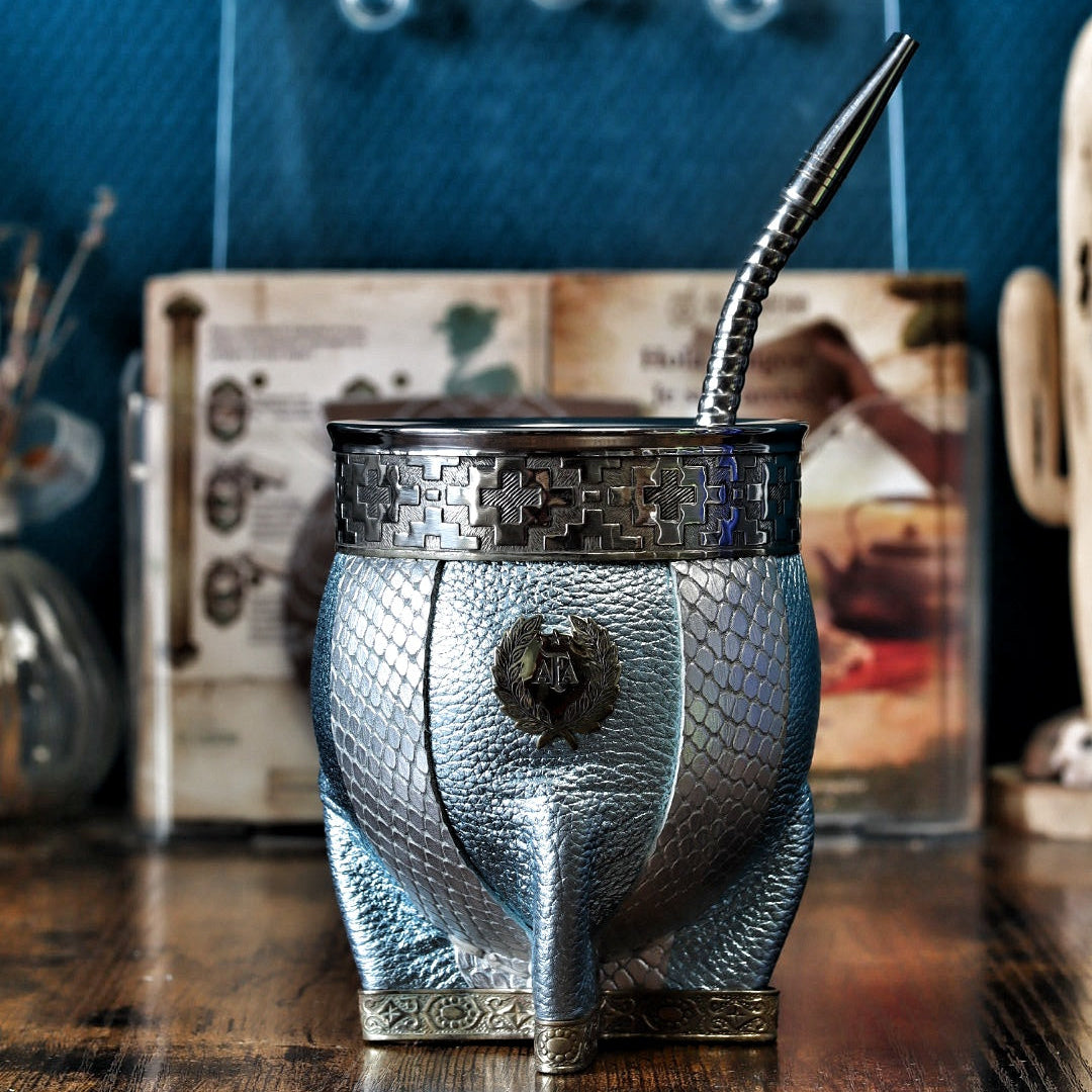 Maté Imperial AFA Premium en cuir bleu céleste et blanc avec ruban Pampa, blason AFA en bronze 3 étoiles et virole en alpaca lisse.