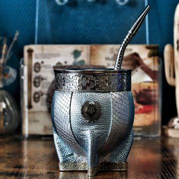 Maté Imperial AFA Premium en cuir bleu céleste et blanc avec ruban Pampa, blason AFA en bronze 3 étoiles et virole en alpaca lisse.