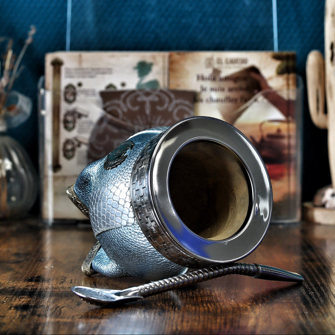 Gros plan sur la virole lisse en Alpaca et le ruban motif Pampa sur le cuir texturé de l'édition limitée AFA.