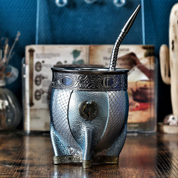 Maté Imperial AFA Premium en cuir céleste et blanc texturé, virole lisse en alpaca, ruban motif abstrait et blason AFA bronze avec 3 étoiles.