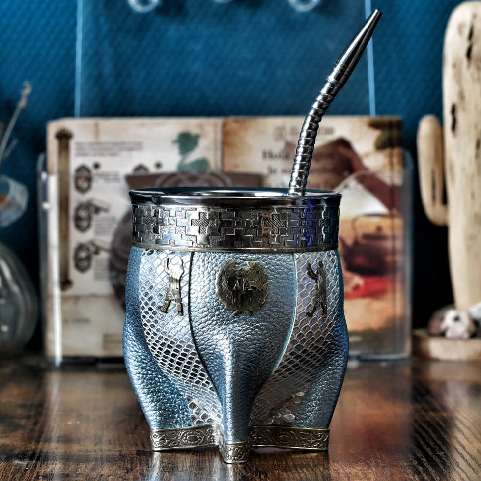 Maté Imperial AFA Premium unique avec cuir céleste, blason bronze AFA et deux appliques de Messi levant les mains au ciel.
