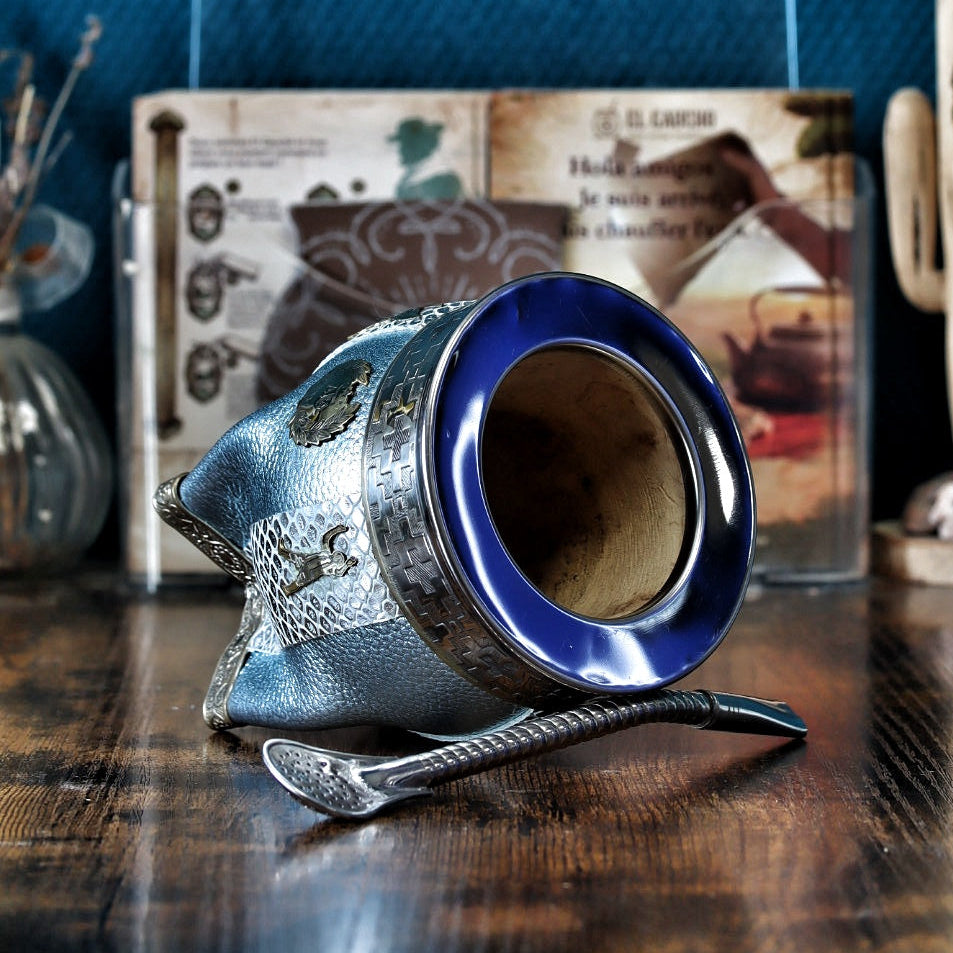 Maté Imperial AFA Premium unique avec cuir céleste, blason bronze AFA et deux appliques de Messi levant les mains au ciel.