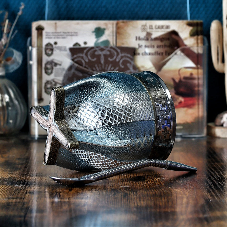 Vue du dessous du maté Imperial AFA Messi, montrant la base renforcée en Alpaca lisse et les pieds robustes conçus para una estabilidad perfecta.