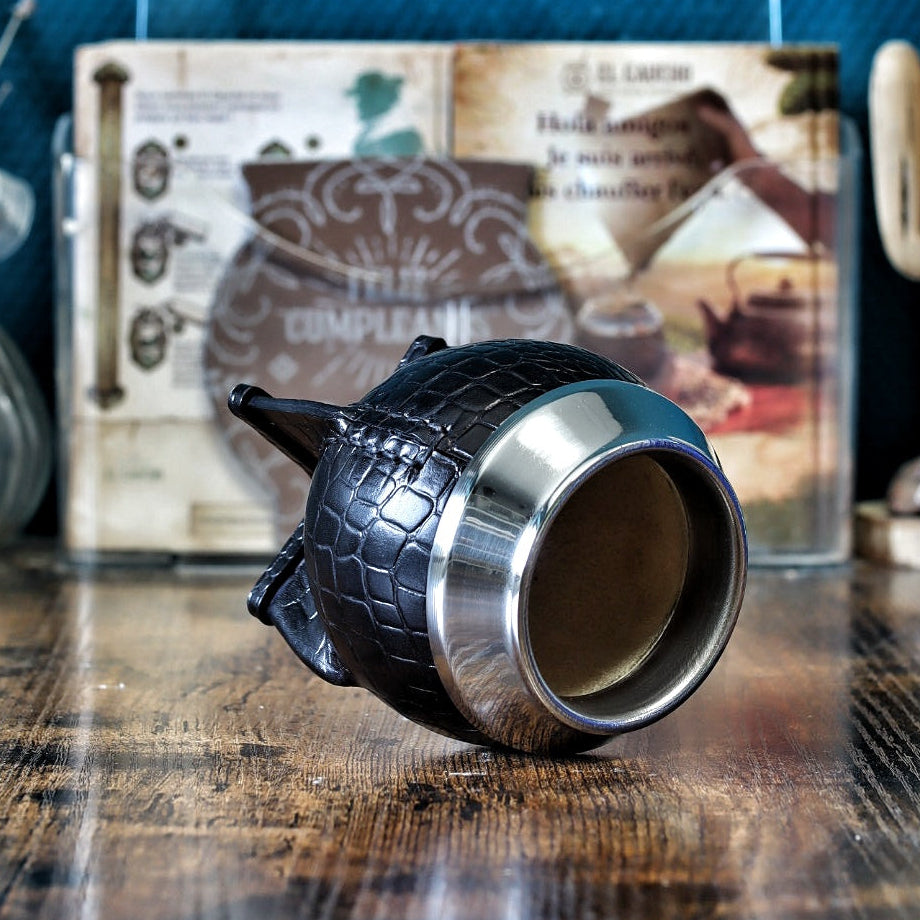 Vue de l'intérieur de la calebasse naturelle du maté Torpedo noir texturé crocodile posé sur le côté.