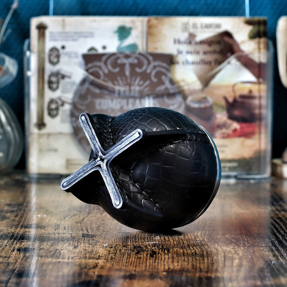 Détail de la base et des pieds renforcés du maté Torpedo noir assurant une stabilité optimale.