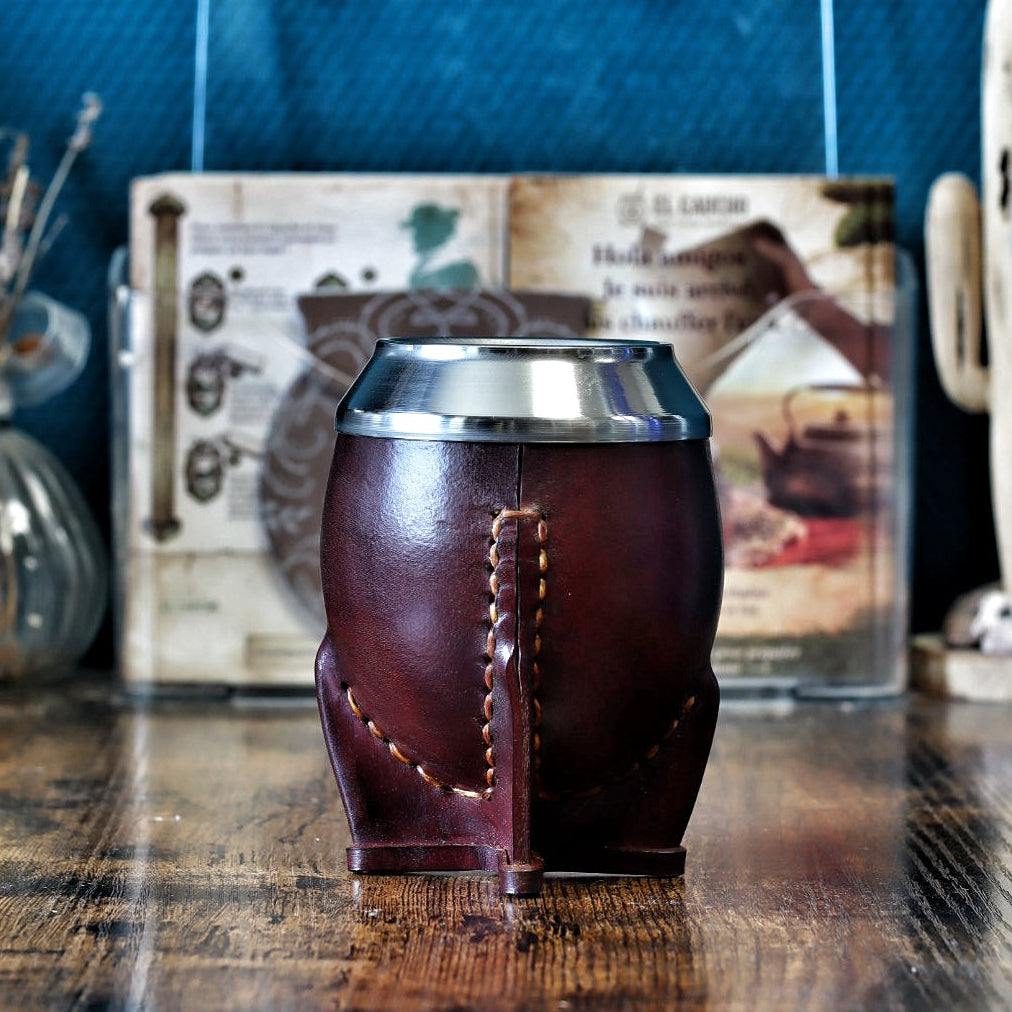Maté Torpedo classique uruguayen en cuir lisse borravino avec virole en acier inoxydable posé verticalement.