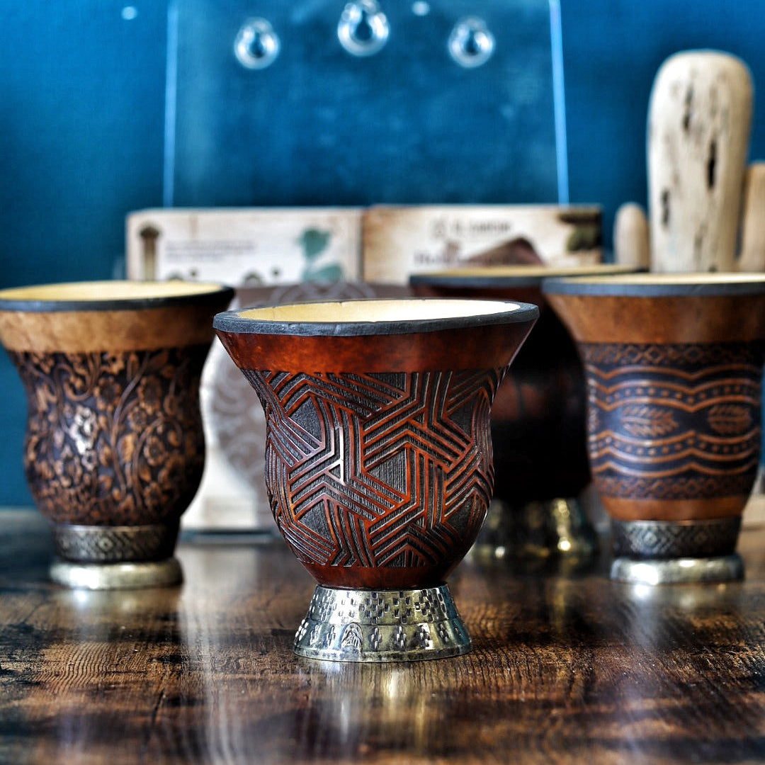 Cuia Brésilienne Gravée — Motif Labyrinthe — base martelée alpaca