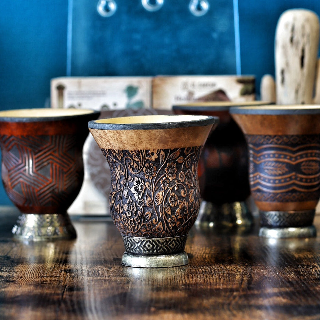 Cuia Brésilienne Gravée — Motif Floral Pampa — base martelée alpaca