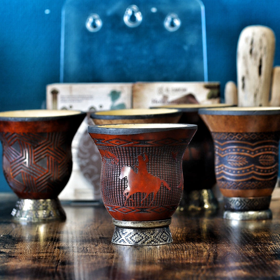 Cuia Brésilienne Gravée — Motif Cavalier Gaucho — base martelée alpaca