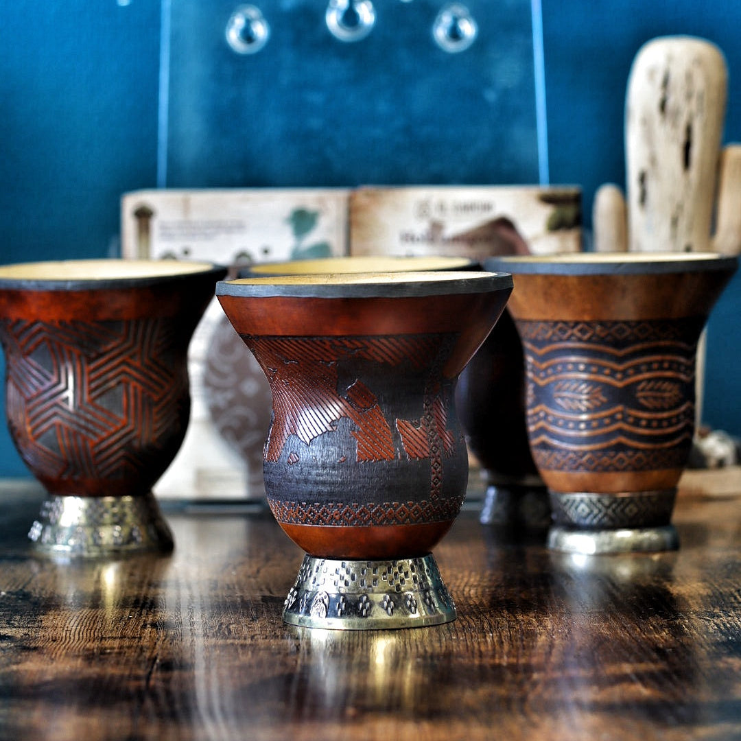 Cuia Brésilienne Gravée — Motif Amériques — base martelée alpaca