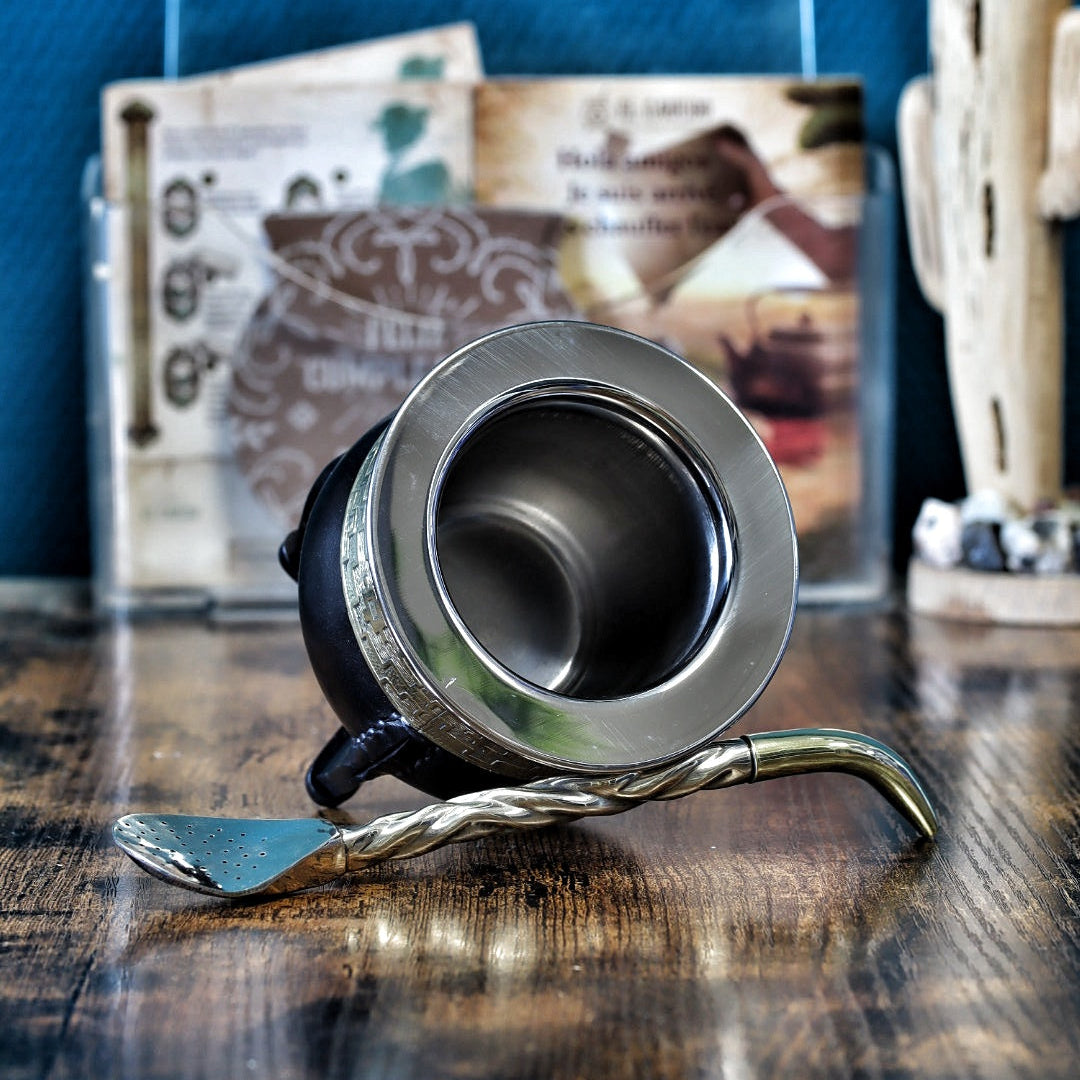 Maté Impérial Inox noir couché montrant l intérieur en acier inoxydable double paroi et la virole, avec le bombillón