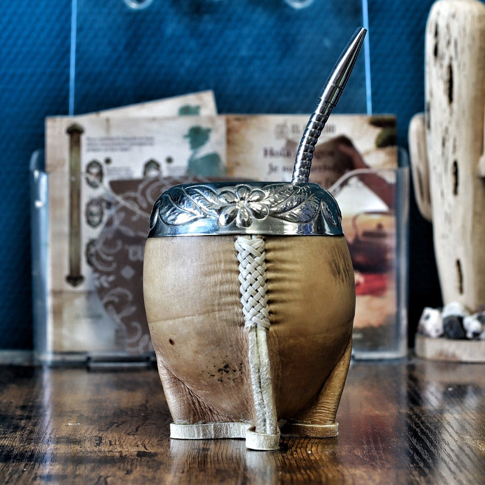Calebasse Torpedo El Gauchito cuir brut virole alpaca ciselée main artisanat Argentine 260ml