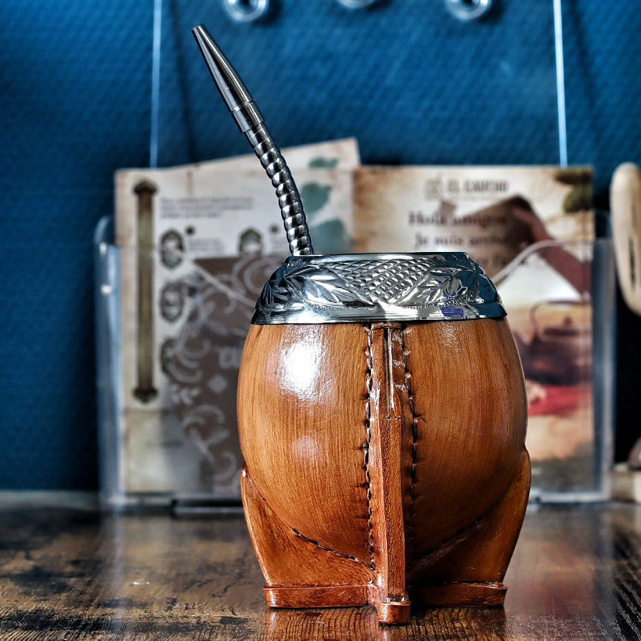 Maté torpedo camel aspect bois avec virole alpaca ciselée au lacre et bombilla en acier — vue de face, Modèle 1