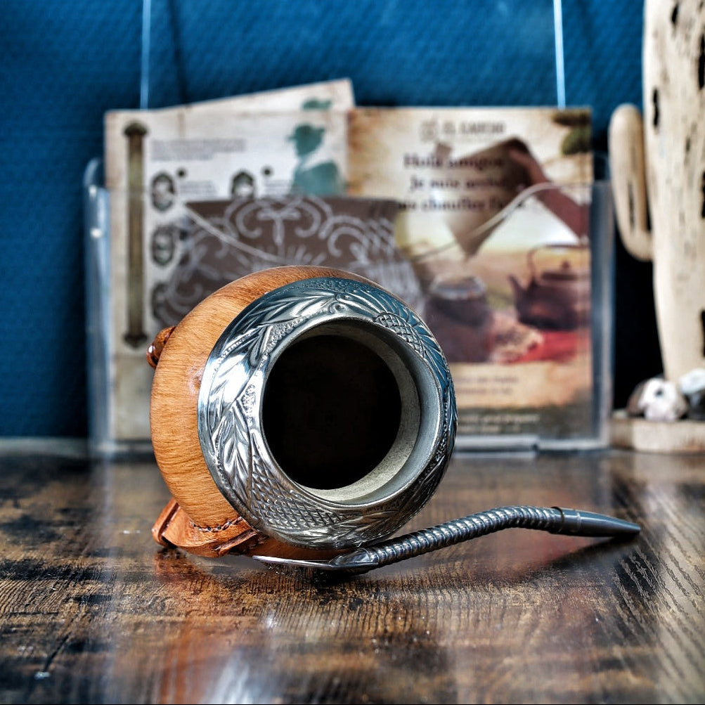 Intérieur et virole ciselée à la main du maté torpedo camel aspect bois, Modèle 1