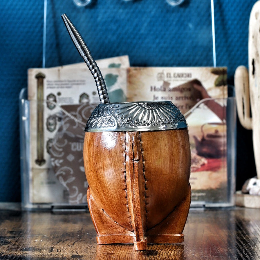 Maté torpedo camel aspect bois avec virole alpaca ciselée au lacre et bombilla en acier — vue de face, Modèle 2