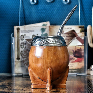 Maté torpedo camel aspect bois avec virole alpaca ciselée au lacre et bombilla en acier — vue de face, Modèle 3