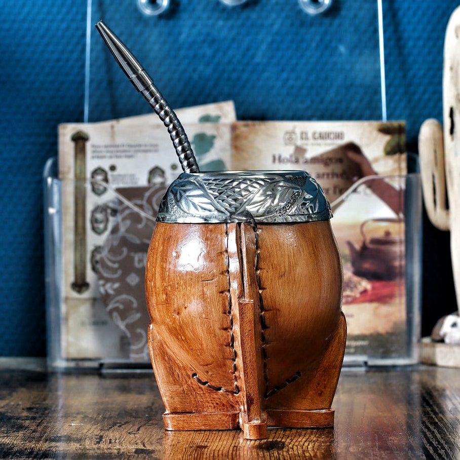 Maté torpedo camel aspect bois avec virole alpaca ciselée au lacre et bombilla en acier — vue de face, Modèle 3