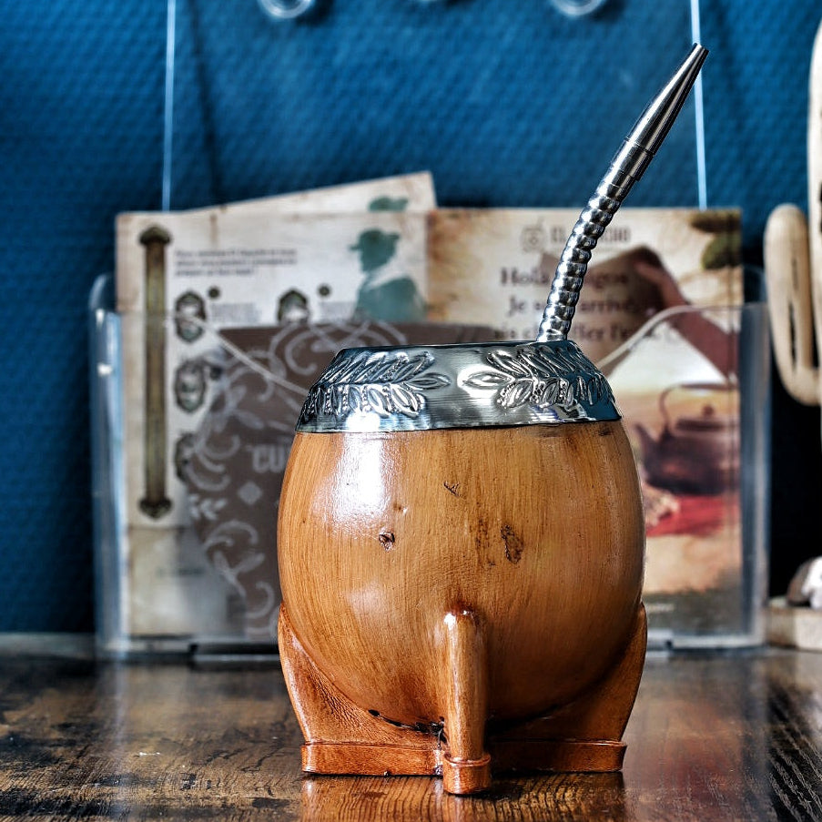 Maté torpedo camel aspect bois avec virole alpaca ciselée au lacre et bombilla en acier — vue de face, Modèle 5
