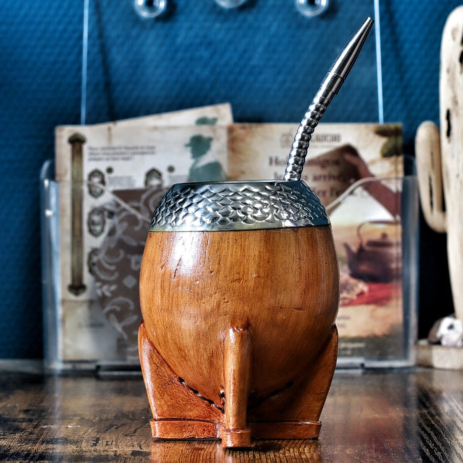 Maté torpedo camel aspect bois avec virole alpaca ciselée au lacre et bombilla en acier — vue de face, Modèle 6