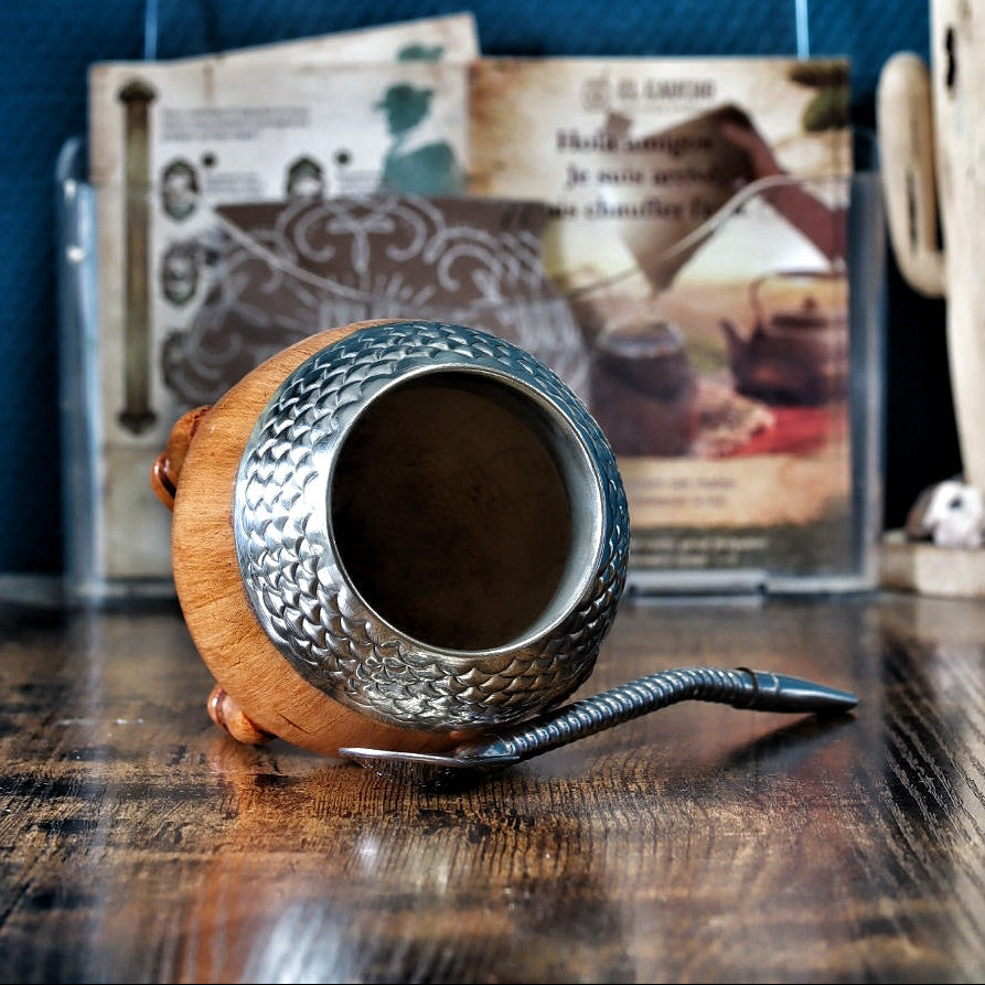 Intérieur et virole ciselée à la main du maté torpedo camel aspect bois, Modèle 6