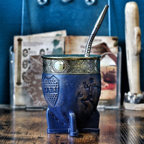 Maté Impérial Maradona Abstrait N°2, calebasse Boca Edition ciselée à la main en Argentine, virole bronze