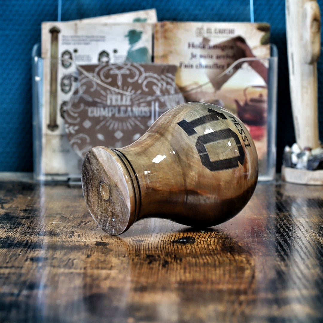 Détail de la gravure Messi 10 sur le mate en bois d'algarrobo