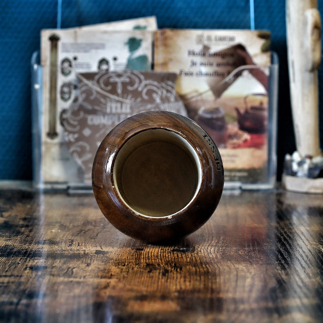 Intérieur brut du mate en bois d'algarrobo, à curer avant le premier usage
