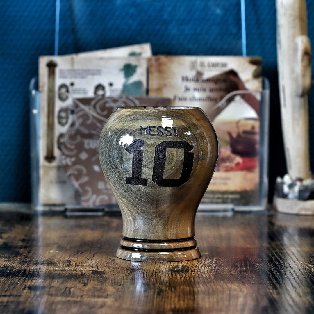 Mate en bois d'algarrobo forme trophée, artisanat argentin El Gaucho