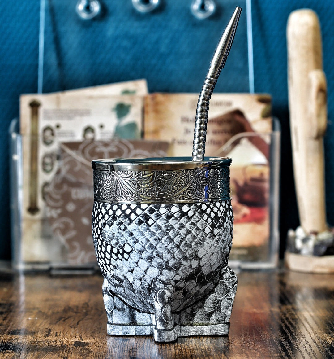 Maté impérial habillé de cuir façon serpent gris, vue de face