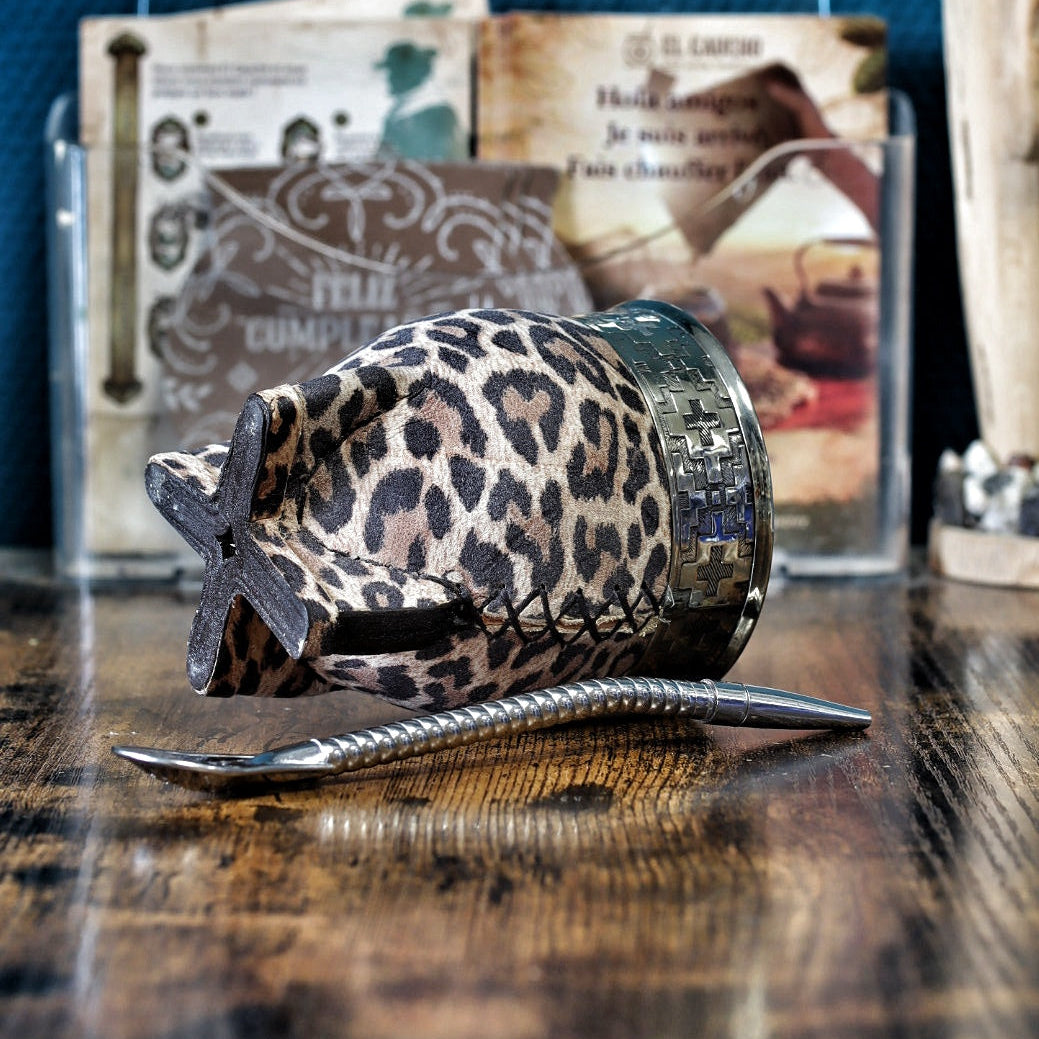 Maté impérial en cuir animal print léopard, vue de profil sur ses quatre pieds