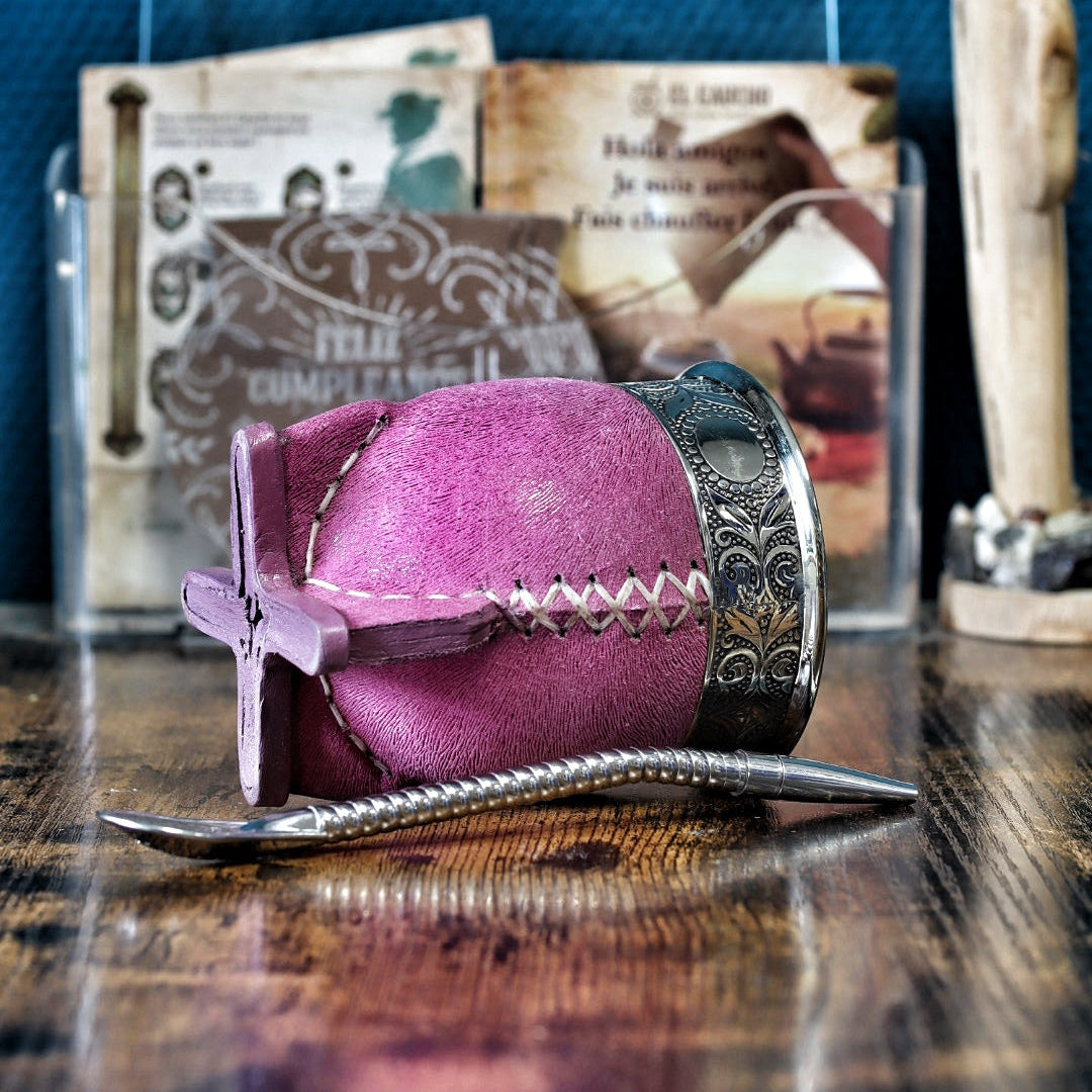 Maté impérial en cuir à poil rose, Panthère Rose, vue de profil sur ses quatre pieds