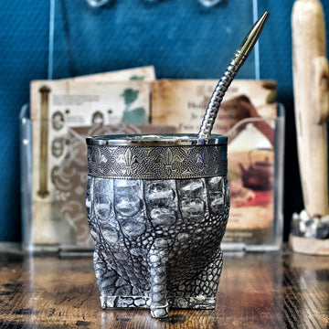 Maté impérial en cuir façon crocodile gris, vue de face