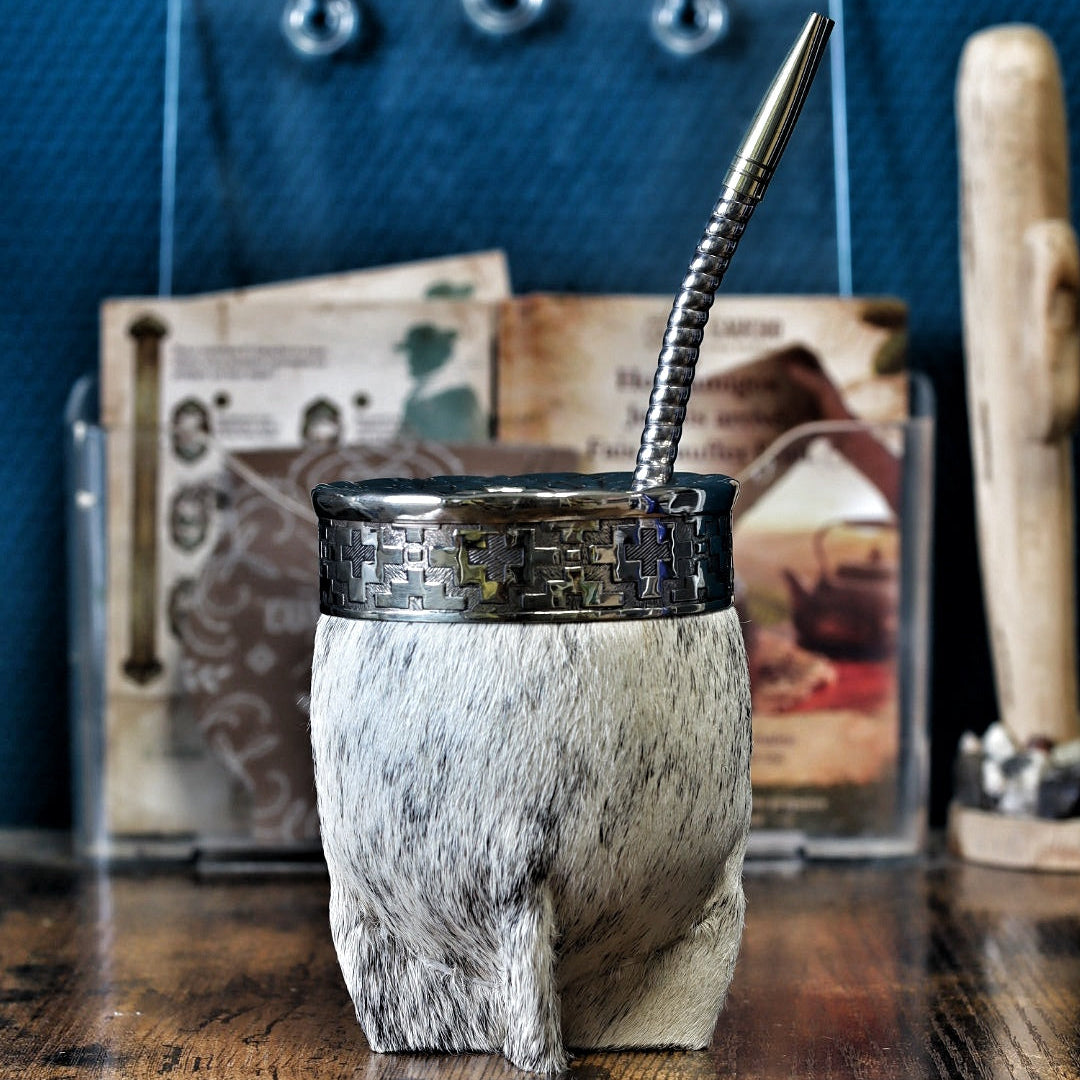 Maté impérial en cuir de vache naturel gris et blanc, vue de face