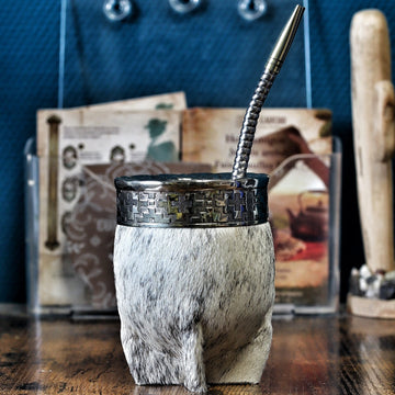 Maté impérial en cuir de vache naturel gris et blanc, vue de face