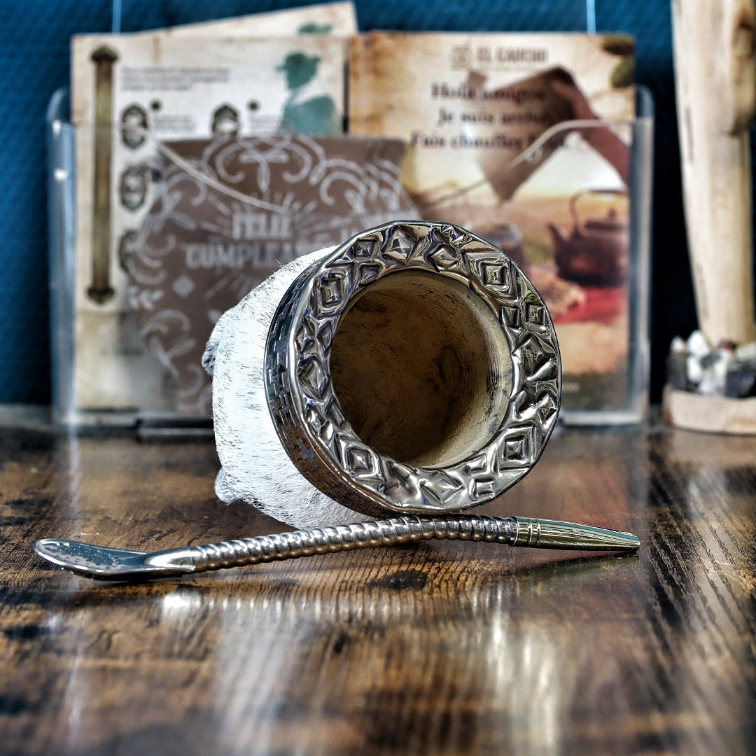 Maté impérial en cuir de vache naturel gris et blanc, vue de face