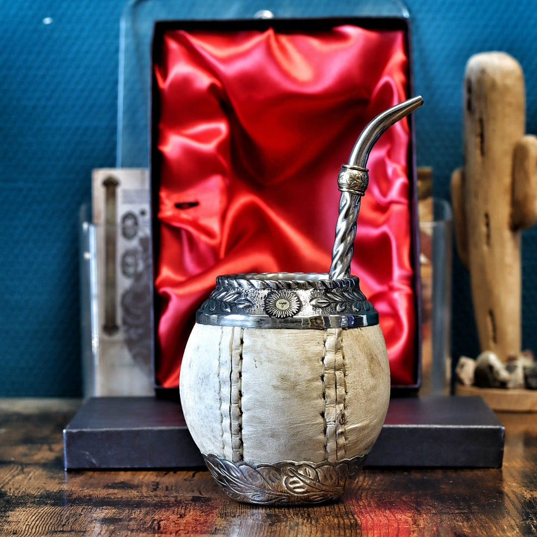 Maté Torpedo cuir brut Sol de Mayo avec sa bombilla pico de loro en place