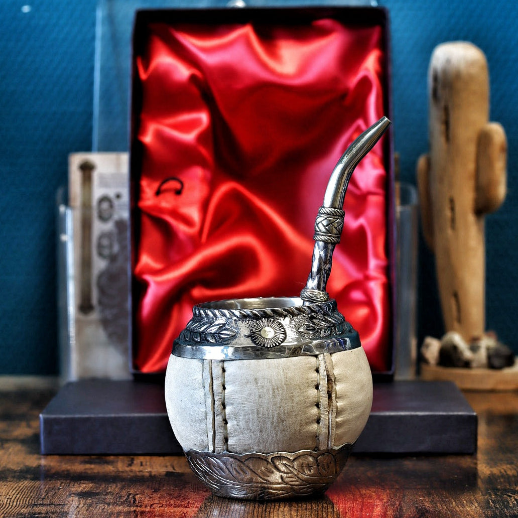 Maté Torpedo cuir brut Sol de Mayo avec sa bombilla pico de loro en place