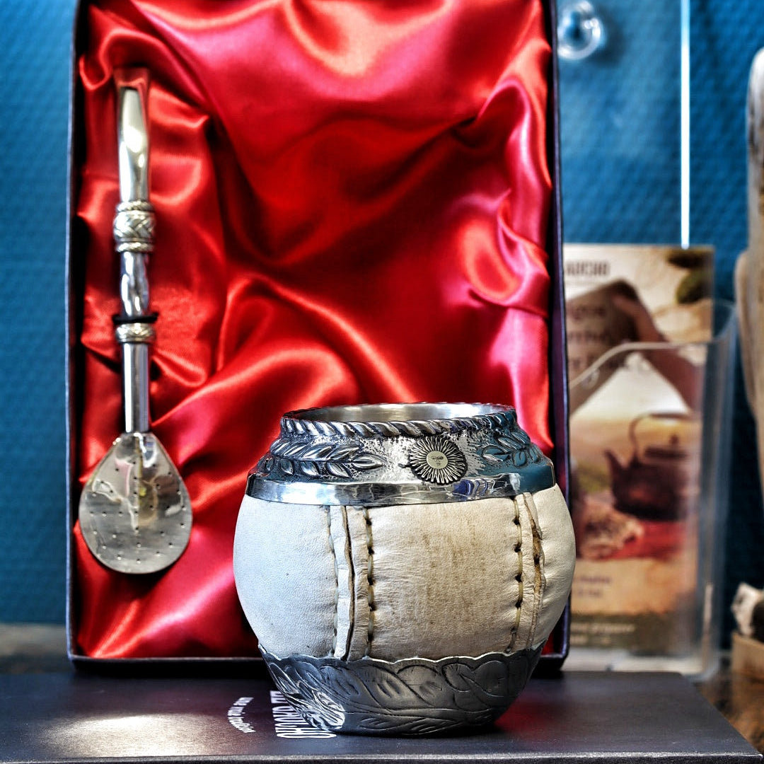 Maté Torpedo en cuir brut édition Sol de Mayo N°2 avec sa bombilla, dans son coffret cadeau