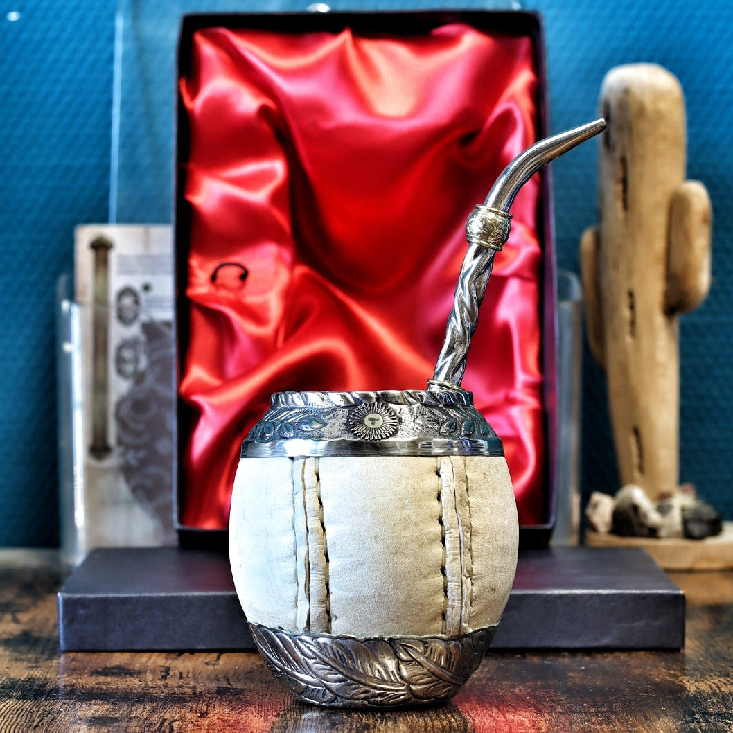Maté Torpedo cuir brut Sol de Mayo avec sa bombilla pico de loro en place