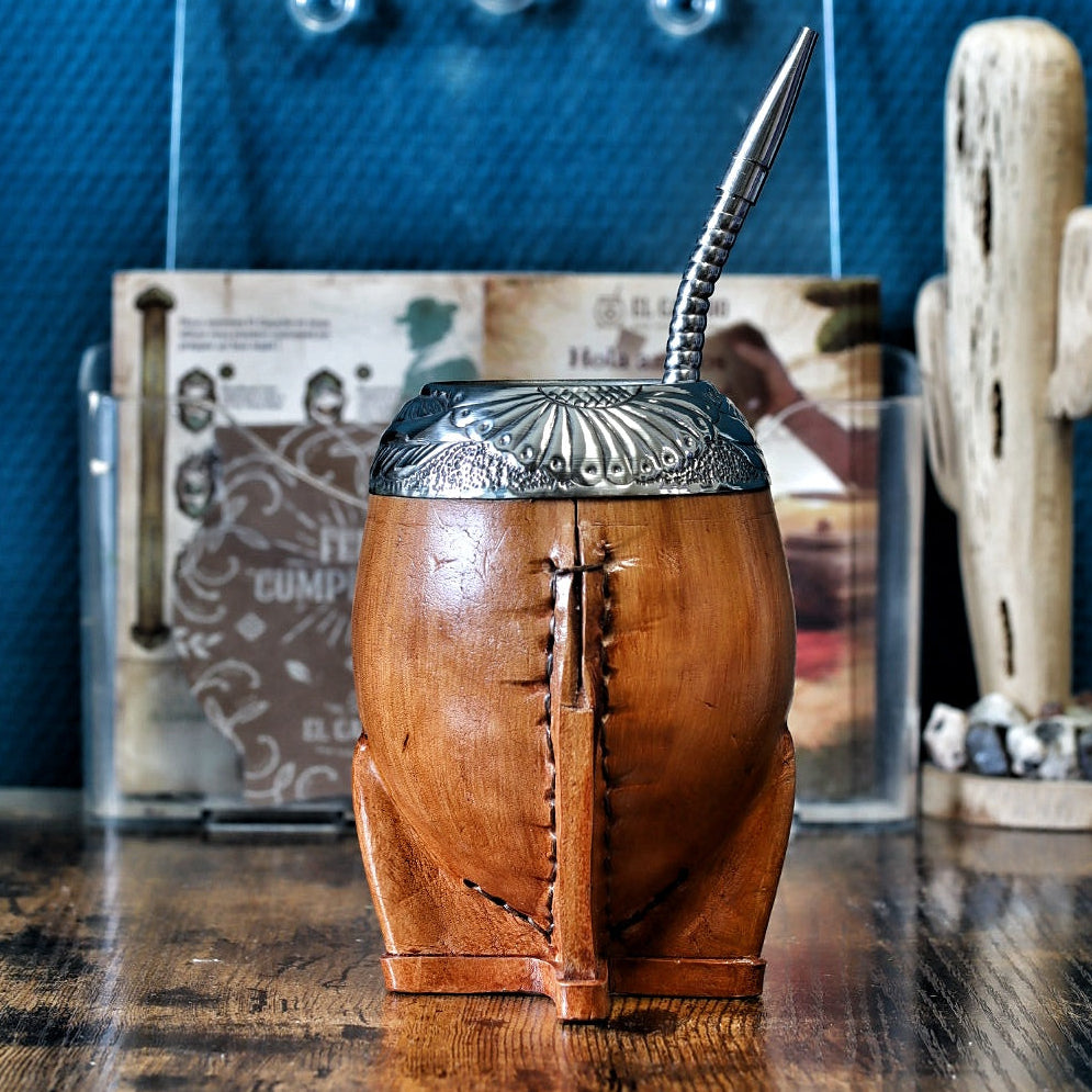 Maté Torpedo Premium camel aspect bois (250 ml), virole en alpaca ciselée et bombilla, vu de profil