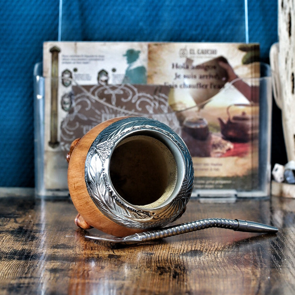 Vue de dessus du maté Torpedo : virole en alpaca ciselée motif feuilles, avec sa bombilla