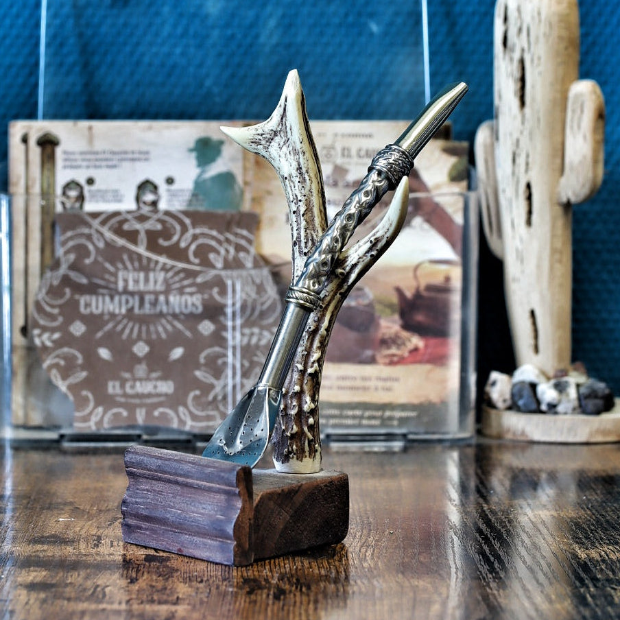Bombillón Exclusif Magnus – Alpaca & Bec Bronze 19 cm - El Gaucho — en situation avec calebasse (non incluse)