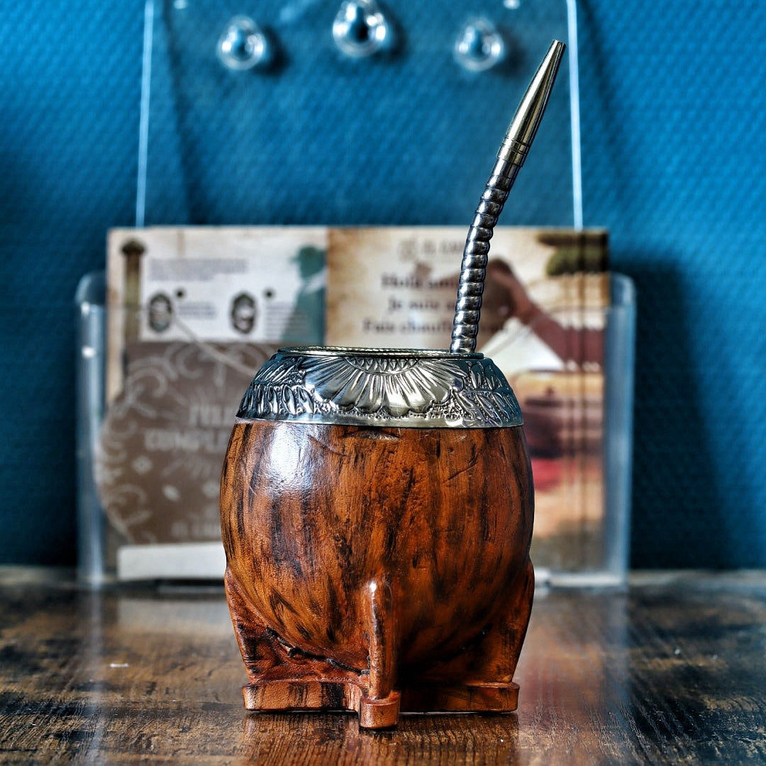 Maté Impérial Tigre N°1 debout avec sa bombilla, couronne ciselée au col et veines sombres sur le corps.