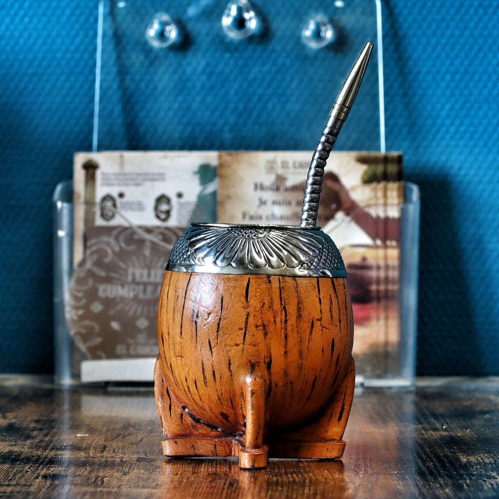 Maté Impérial Tigre N°2 avec sa bombilla, couronne ciselée et veines sombres sur fond miel.