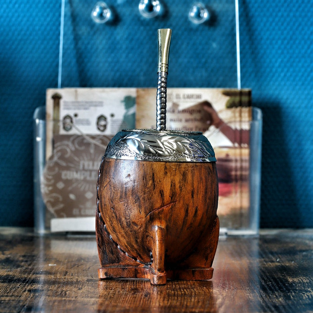 Maté Impérial Tigre N°3 de près : la ciselure en feuilles de la couronne.